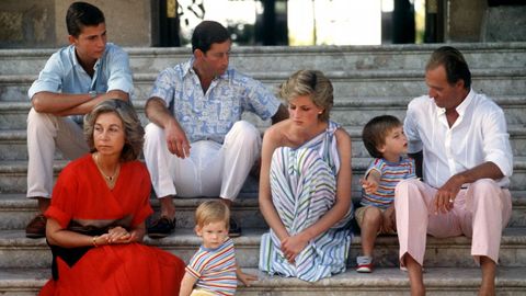 Diana, Carlos y sus hijos, con la familia real española en el palacio de Marivent (Mallorca).