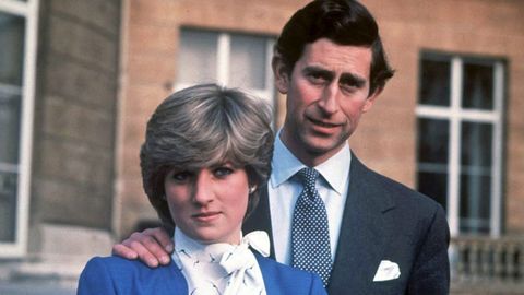 Esta fue la imagen que distribuyó la casa real británica para anunciar el compromiso del príncipe Carlos con Lady Diana Spencer.