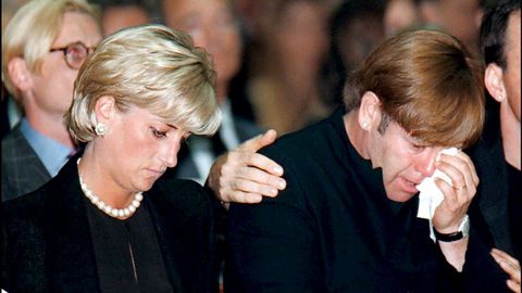 Lady Di y su amigo Elton John durante el funeral del diseñador italiano Gianni Versace.