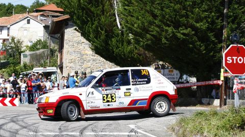Un coche toma una curva durante en de los tramos que discurrieron por la Comarca de la Sidra, en el Rally Princesa de Asturias 2016.Un coche toma una curva durante en de los tramos que discurrieron por la Comarca de la Sidra, en el Rally Princesa de Asturias 2016