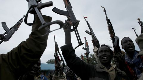 Soldados rebeldes antes de un asalto a los soldados del gobierno autoritario de Sudán, en la frontera con Uganda