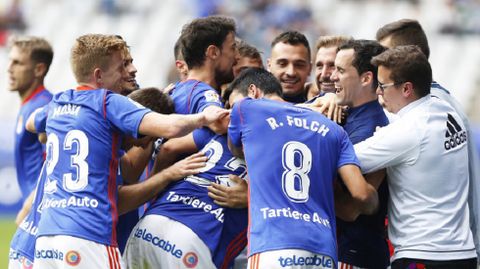 Los jugadores del Oviedo celebran el 3-0 al Reus