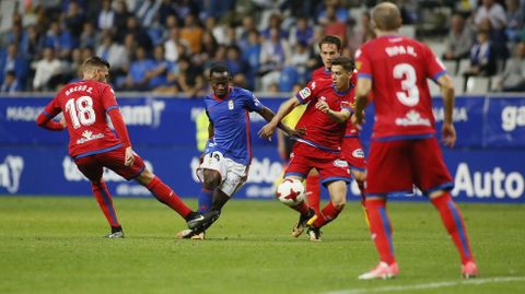 Yeboah Real Oviedo Numancia Horizontal.Yeboah disputa un baln en el Oviedo - Numancia