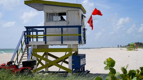La playa de Miami, con bandera roja.