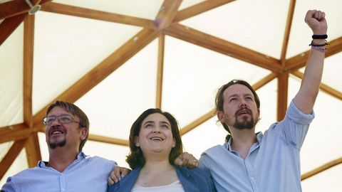 Pablo Iglesias, la alcaldesa de Barcelona Ada Colau, y el portavoz de En Com Podem Xavier Domnech durante el acto de Catalunya en Com con motivo de la Diada