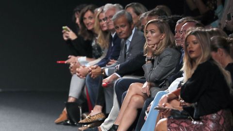 Marta Ortega sigue con atención el desfile de Roberto Torretta