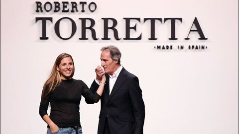 Roberto Torreta, junto a su hija María, tras presentar sus creaciones para la primavera/verano del 2018