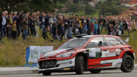 El actual lder del Campeonato Nacional de Asfalto (CERA), Ivn Ares (Hyundai i20 R5), durante la segunda jornada del Rally Princesa de Asturias, en un tramo urbano en Oviedo entre Las Campas y La florida, en la que se ha proclamado vencedor.