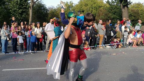Un luchador sostiene a un nio sobre el hombre en pleno desfile del Da de Amrica en Asturias.Un luchador sostiene a un nio sobre el hombre en pleno desfile del Da de Amrica en Asturias