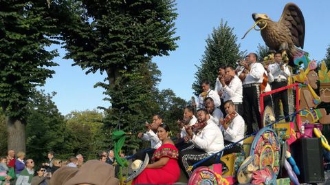 Un grupo de mariachis toca sobre una carroza en el desfile del Da de Amrica en Asturias.Un grupo de mariachis toca sobre una carroza en el desfile del Da de Amrica en Asturias