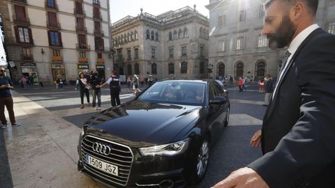 Carles Puigdemont llega en coche al Palau de la Generalitat.  
