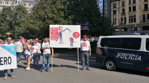 Dos manifestantes sostienen una pancarta en la calle Ura.