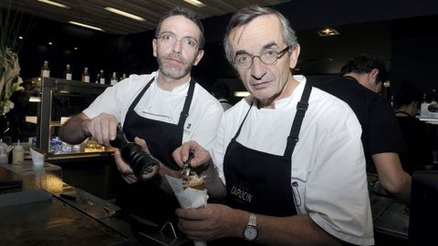 El chef Sebastien Bras (izquierda), junto a su padre, Martin Bras, en el restaurante Le Capucin, en Toulouse