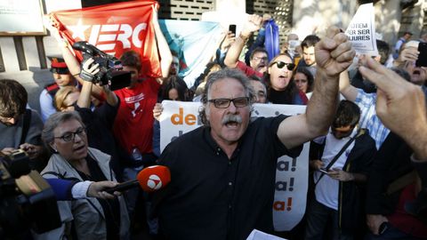 Protesta ante la consellera de Economa de la Generalitat contra las detenciones llevadas a cabo por la Guardia Civil, en la que tambin particip el diputado de ERC Joan Tard