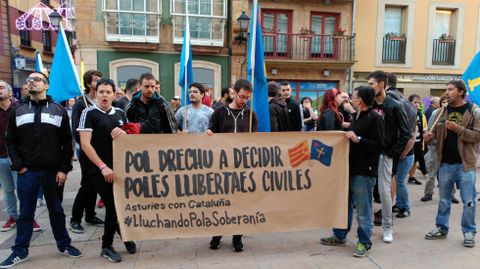 Manifestantes en la Plaza del Ayuntamiento de Oviedo