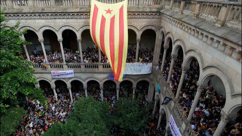 Miles de estudiantes ocupando el 22 de septiembre del 2017 el edificio histórico de la Universidad de Barcelona (UB) en defensa del referendo ilegal.