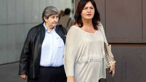 La ex directora regional de Educación María Jesús Otero (i) y la funcionaria Marta Renedo Avilés (d) a su salida de la Audiencia Provincial de Oviedo