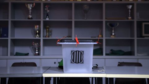 Referendo ilegal en Catalua. Urna en un centro de votacion en Saria de Ter.