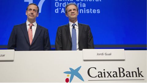 El consejero delegado de CaixaBank, Gonzalo Gortzar, y el presidente de CaixaBank, Jordi Gual