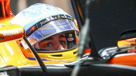 El piloto espaol de la escudera McLaren-Honda, Fernando Alonso, participa en el segundo entrenamiento previo al Gran Premio de Japn en el circuito de Sukuza (Japn) hoy, 6 de octubre de 2017, que se celebrar el prximo domingo 8 de octubre. EFE/DIEGO AZUBEL