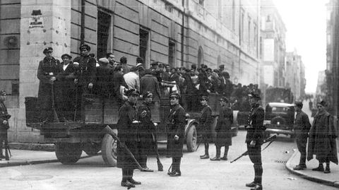 Soldados se llevan detenidos a revolucionarios de Asturias en 1934