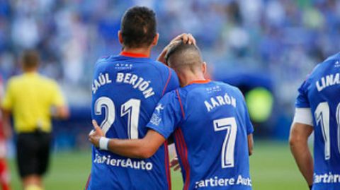 Saul Aaron Horizontal.Saul y Aaron se abrazan tras un gol del Real Oviedo