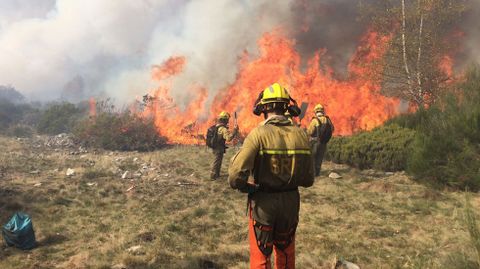 Personal de la BRIF de Tineo lucha contra las llamas en el incendio de Degaa y hace un cortafuegos