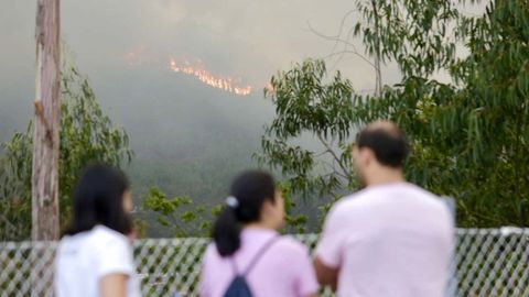 El incendio que comenzó en Pazos de Borbén ha llegado a Redondela