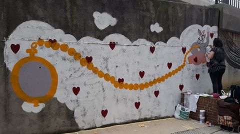 Luc Bueno pintando su mural en la calle Turina