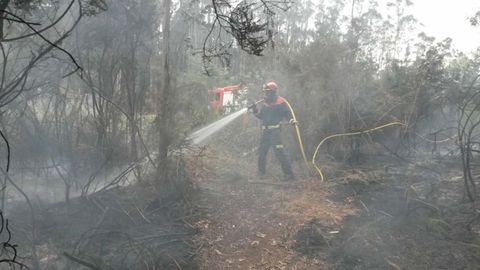 Incendio en Sada, en una zona limítrofe con Oleiros