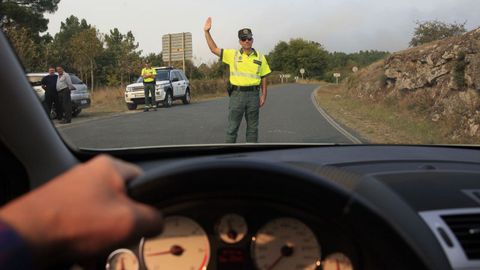 Corte en la carretera OU-405 en Cea por un incendio