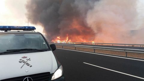 Incendio al lado de la A-52 en A Gudiña, que está cortada