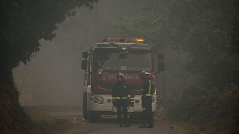 Un retén de bomberos en el incendio sw San Cristovo de Cea