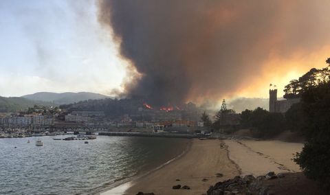 Las llamas cercan Baiona. El fuego ha sido decretado de nivel 2, con riesgo para la población