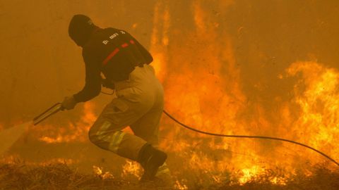 Labores de extinción en la zona de Zamáns, en Vigo