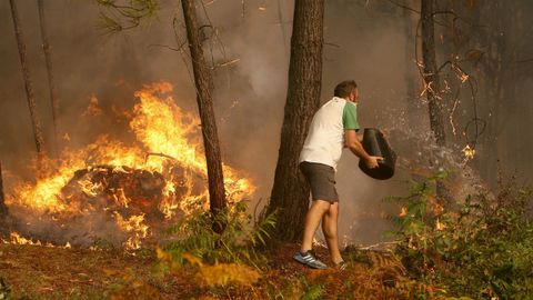 Labores de extinción en la zona de Zamáns, en Vigo