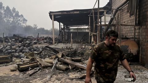 El incendio forestal de Pazos de Borben calcina unas naves de pales y cerveza