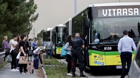 Alumnos universitarios desalojados de la residencia de la Universidad de Vigo. Han sido realojados en hoteles de Vigo