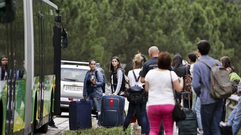 Alumnos universitarios desalojados de la residencia de la Universidad de Vigo. Han sido realojados en hoteles de Vigo
