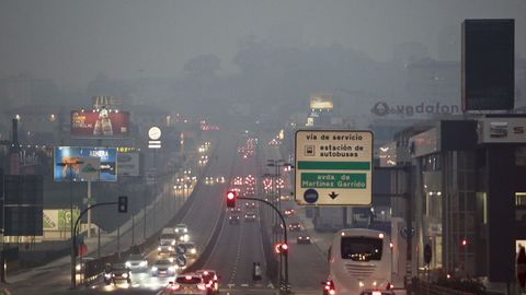 Entrada a Vigo por la Avenia de Madrid llena de humo