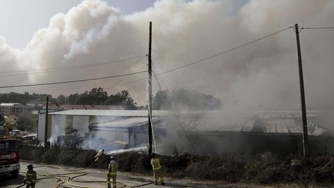 Incendio en la empesa Hierros y Metales Mos