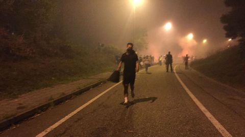 Vecinos de Vigo ayudan a apagar el incendio forestal que ha llegado hasta la calle Florida en el barrio de Navia