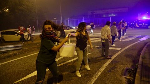Vecinos de Vigo ayudan a apagar el incendio forestal que ha llegado hasta la calle Florida en el barrio de Navia
