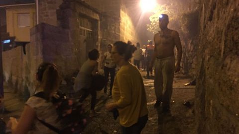 Vecinos de Vigo ayudan a apagar el incendio forestal que ha llegado hasta la calle Florida en el barrio de Navia