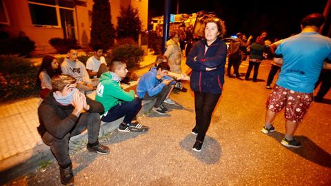Gente esperando en la calle por si tienen que desalojar la zona en Coruxo, Vigo