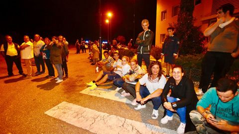 Vecinos de Coruxo esperan una posible evacuación.