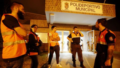 Voluntarios en el pabellón de Panxón.