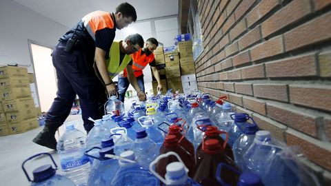 Voluntarios en el pabellón de Panxón donde ofrecen agua y comida a las personas afectadas.