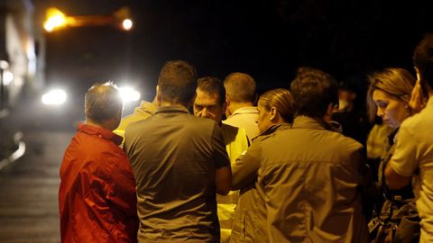 Vecinos de Coruxo esperan una posible evacuación, coordinada por el alcalde Abel Caballero.