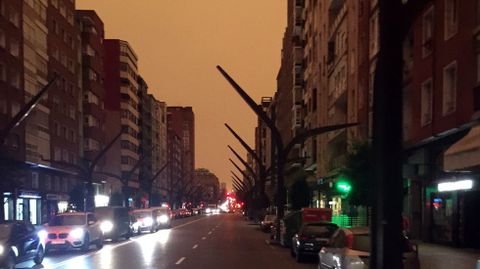 La nube de humo retrasa el amanecer sobre la Avenida Constitución, en Gijón.La nube de humo retrasa el amanecer sobre la Avenida Constitución, en Gijón